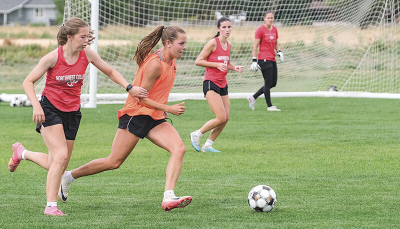Aubree Fisher tries to break away from Bailey Wright (left) during a scrimmage on Thursday. Fisher is one of 10 returning sophomores while Wright is one of 14 incoming Trapper freshmen.
Tribune photo by Seth Romsa
